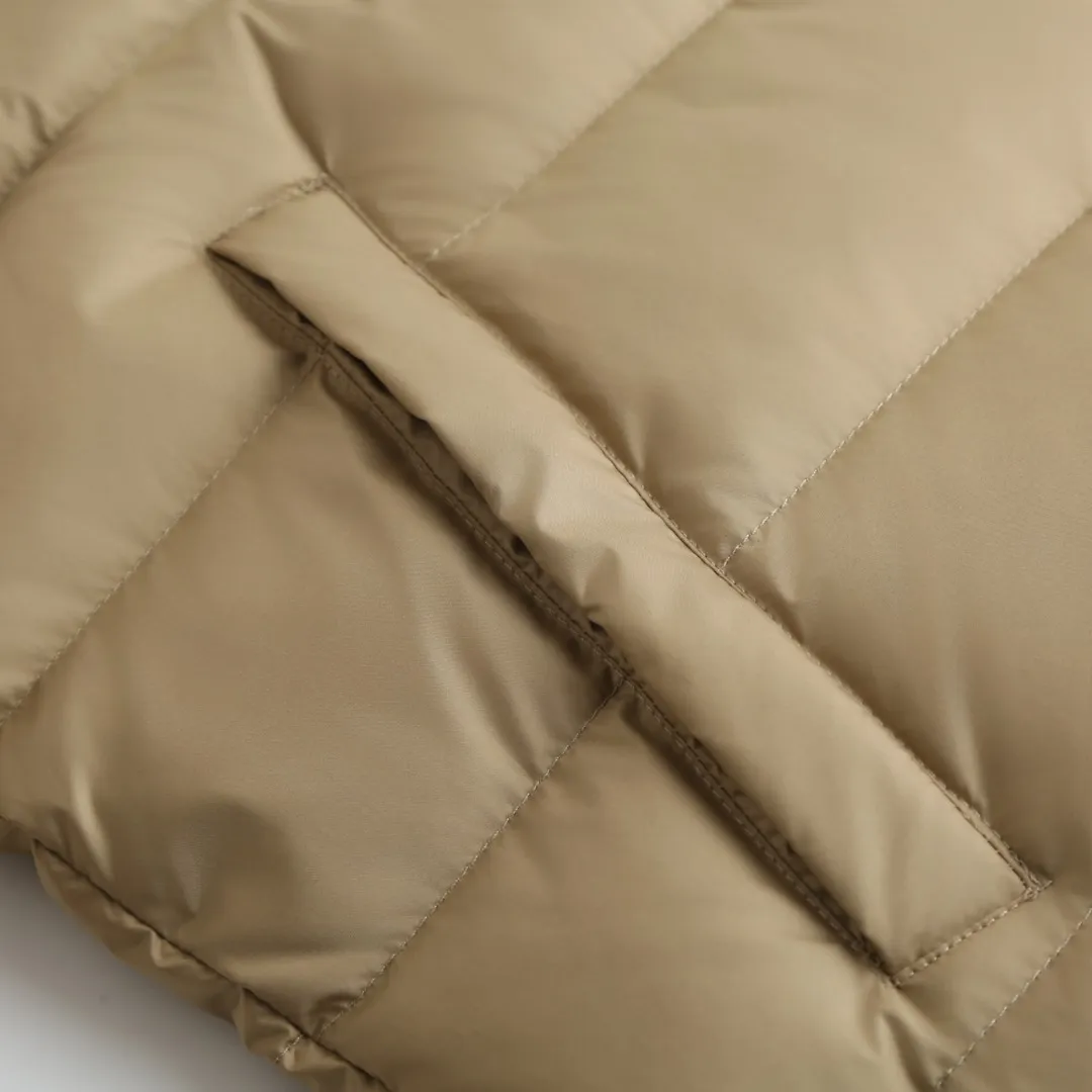 P890 Ralph Lauren Lightweight Down Jacket] Nylon fabric has good windproof and waterproof properties, which can effectively block the intrusion of wind and rain from the outside and keep the inside dry, suitable for wearing in humid or rainy environments.  The red label on the chest is made with an imported MECLO embroidery machine. The original pattern is scanned first, and then high-quality silk thread is used to make a pattern. The density effect is adjusted by continuous pattern making.  Exquisite details: the zipper design is simple and elegant, easy to operate; the closing design of the cuffs and hem effectively prevents the intrusion of cold wind, improving the warmth and comfort of wearing.  High-quality filling: 90 white duck down is selected, with a weight of 260g, ensuring excellent thermal insulation performance. After strict screening and processing, the velvet is not easy to drill, ensuring durability. The hangtags, wash marks, air holes, and four-button buttons are all customized from the original one-to-one mold.    Size: S M L